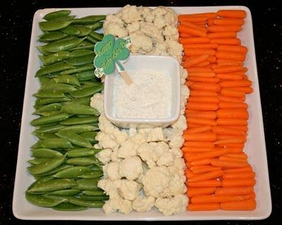 Irish Flag Veggie Tray | You can use various veggies. Green: celery, broccoli, soy beans, cucumbers, snap peas. White: cauliflower, cheese. Orange: carrots St Patrick Day Party Food, St Patrick Party Food, Ireland Party, St Patrick's Day Appetizers, St Patricks Food, Sant Patrick, Flag Of Ireland, Fete Saint Patrick, Irish Theme