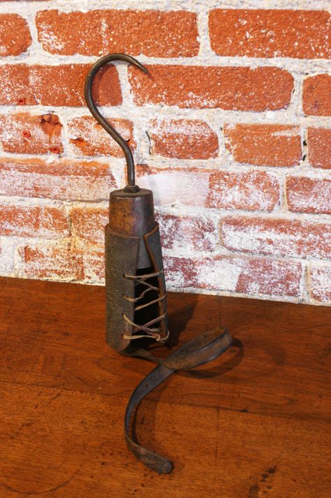 ☞ MD ☆☆☆ Early American leather, wood, and iron hook prosthetic, 19th century. http://www.1stdibs.com/furniture_item_detail.php?id=504912 Hook Hand Prosthetic, Steampunk Pirate Costume, Adaptive Devices, Ancient Medicine, Nursing History, Iron Hook, Curiosity Shop, Vintage Medical, American Leather