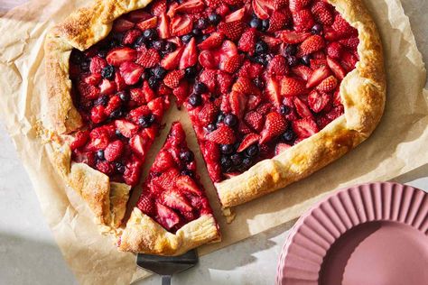 Making a Berry Galette Is Easier Than Pie Berry Galette Recipe, Classic French Recipes, Berry Galette, Cake Coconut, Blackberry Cake, Blueberry Topping, Galette Recipe, French Recipes, Dessert Chocolate