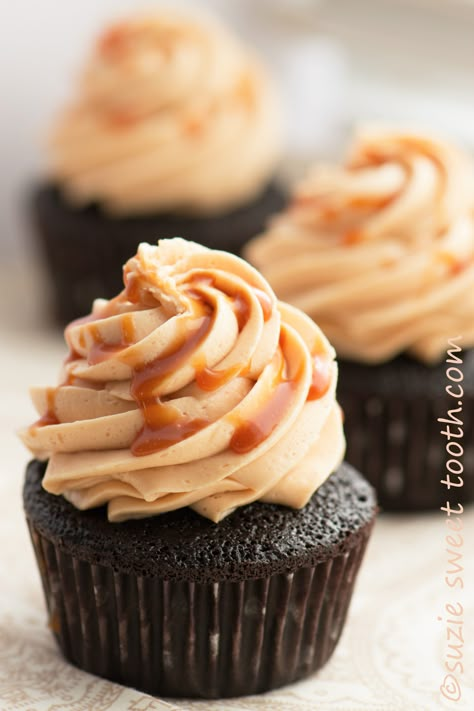 Dark Chocolate Cupcakes with Salted Caramel Buttercream and Salted Caramel Drizzle Chocolate Salted Caramel Cupcakes, Easy Vanilla Cupcakes, Salted Caramel Buttercream, Cake Mix Cupcakes, Salted Caramel Frosting, Salted Caramels, Dark Chocolate Cupcakes, Mocha Cupcakes, Salted Caramel Cupcakes