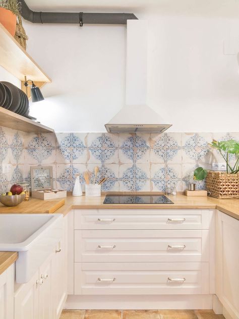 30+ Spanish Tile Backsplash ( UNIQUE & VIBRANT ) - Tile Designs Spanish Tiled Kitchens, Small Kitchen Tile Backsplash, Greek Backsplash Kitchen, Kitchen With Spanish Tile Backsplash, Kitchen Marocan Tiles, Bohemian Kitchen Tiles, Spanish Theme Kitchen, Portugal Inspired Kitchen, Kitchen Tile Backsplash Pattern