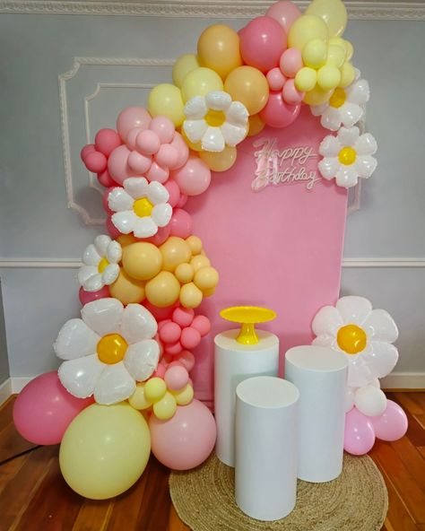 Pink And Yellow Balloon Garland, Decoration Buffet, Simple Birthday Party, Preppy Party, Baby Birthday Decorations, Toddler Parties, 1st Birthday Themes, Yellow Balloons, Kids Birthday Theme