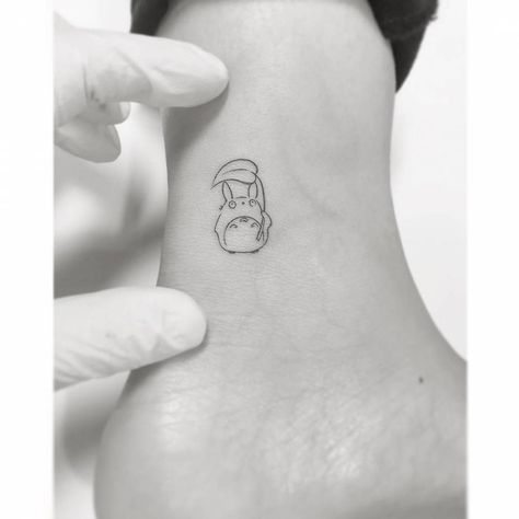 Kodama Tattoo, Cartoon Line Art, Totoro Tattoo, Tatuaje Studio Ghibli, Minimalist Cartoon, Ghibli Characters, Studio Ghibli Tattoo, Ghibli My Neighbor Totoro, Ghibli Tattoo