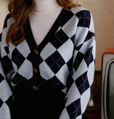 Vintage Turtleneck Outfit, Cardigan Over Turtleneck, Outfits With Cardigans Aesthetic, Cute Cardigans Aesthetic, How To Style A Cardigan Aesthetic, Turtlenecks Aesthetic, Turtleneck Cardigan Outfit, Cardigan And Turtleneck Outfit, Turtle Neck And Cardigan Outfit