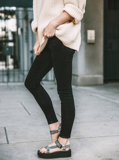 Teva Sandals Outfit Fall, Teva Street Style, Teva Flatform Outfit, Black Platform Outfit, Tevas Outfit, Black Tevas, Teva Outfit, Teva Sandals Outfit, Courtney Halverson