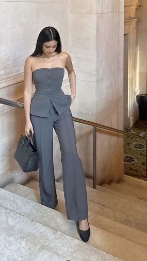 The best outfit of all time! Graduation Outfits For Women, Outfit Formal Mujer, Grad Outfits, Elegant Outfit Classy, Classy Work Outfits, Easy Trendy Outfits, Stylish Work Outfits, Fashion Mistakes, Looks Chic