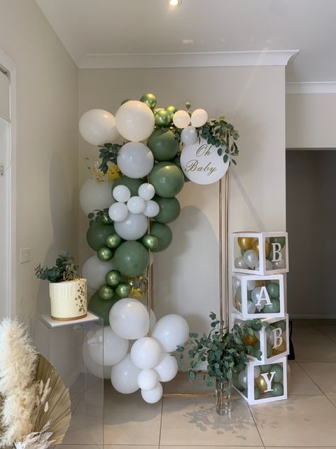 Green And White Baby Shower Ideas, Simple Baby Shower Backdrop, Baby Shower Ideas At Home, Sage Baby Shower Ideas, Green Baby Shower Ideas, Baby Shower Verde, Adventure Baby Shower Theme, Baby Shower Table Set Up, Sage Green Baby Shower