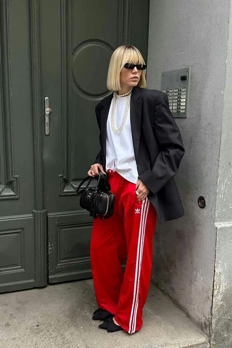 How To Style Adidas Joggers, Adidas Pant, Red Adidas Pants, Adidas Track Pants Outfit, Adidas Pants Outfit, Jogger Outfit, Looks Adidas, Track Pants Outfit, Adidas Hose