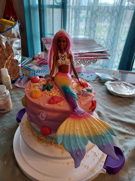 Barbie Mermaid Cake Topper, Strawberry Barbie Cake, Barbie Dreamtopia Birthday Party, Barbie Mermaid Cake, Mermaid Barbie Cake, Barbie Themed Cake, Barbie Cake Designs, Ocean Birthday Cakes, Lolly Cake