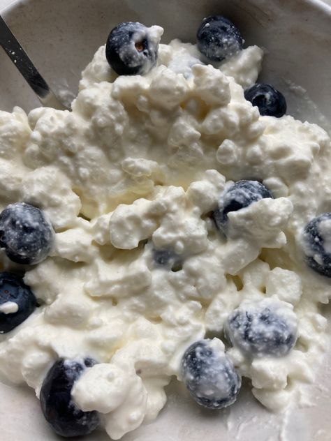 Cottage Cheese Aesthetic, Yogurt Bowl, Chia Seed Pudding, Cheese Bread, What You Eat, Cottage Cheese, Smoothie Bowl, Blueberries, Healthy Food