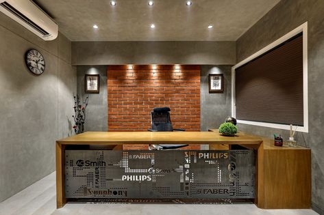 Office Interior Design Industrial Rustic, Budget Office Design, Office Tebal Design Modern, Office Cabin Back Wall Design, Office Back Wall Design, Ceiling Design For Office Cabin, Office Interior Design Indian, Boss Cabin Design Office Industrial, Contemporary Home Office Design