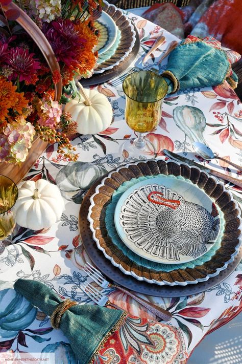 Giving Thanks Alfresco Table and Easy Flower Arranging Method #tablescape #thanksgiving #tablesetting #alfresco #lake #turkeys #diy #centerpiece ©homeiswheretheboatis.net Vintage Thanksgiving Tablescapes, Thanksgiving Table Inspiration, Tablescape Thanksgiving, Colorful Thanksgiving, Diy Centerpiece, Tom Turkey, Long Vase, Giving Thanks, Vintage Thanksgiving