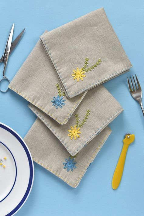 How to thorn stitch napkins Embroider Napkins, Make Headbands, Basic Sewing Kit, Cross Stitch Cushion, Lazy Daisy Stitch, Sewing Magazines, How To Make Headbands, Embroidered Napkins