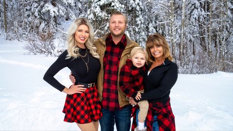 Red buffalo plaid Holiday Photos Red Flannel Family Pictures, Buffalo Plaid Family Pictures Outfits, Plaid Family Pictures Outfits, Plaid Family Photos, Red Plaid Outfit, Diy Christmas Photoshoot, Christmas Photos Outfits, Portrait Outfits, Family Portrait Outfits