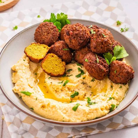 These restaurant-worthy creamy hummus paired with golden brown falafels are quick, vegan, protein-packed and ready in 45 minutes! Falafel Bowls, Falafel Bowl, Root Vegetable Salad, American Potato Salad, Cream Cheese Corn, Creamy Hummus, Fried Halloumi, Halloumi Salad, Stuffed Baked Potatoes