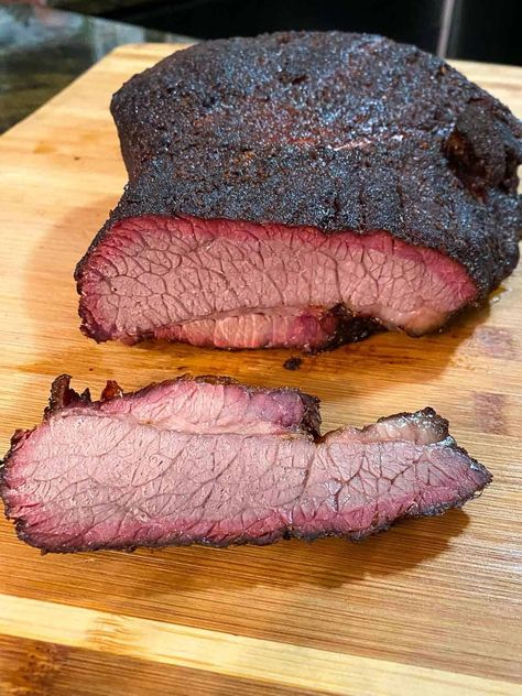 Smoked Brisket for Beginners --An easy recipe for achieving the perfect smoked brisket, even as a beginner! This labor of love results in tender, smoky meat encased in a crisp, peppery bark and well-deserved bragging rights! {cutsandcrumbles.com} #smokedbrisket #easybrisket #brisketforbeginners #theBBQbrothers #cutsandcrumbles Brisket Ideas, Pellet Grill Brisket, George Cooper, Grilled Brisket, Wagyu Beef Steak, Turkey Smoked, Roast Brisket, Grub Hub, Smoked Mac And Cheese