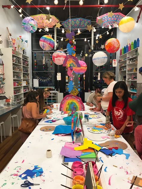 Art Studio Windows, Kids Art Workshop Ideas, Art Class Interior, Kids Art Studio Business, Art Class Studio, Community Art Studio, Event Room Design, Handmakery Art, Art Classroom Aesthetic