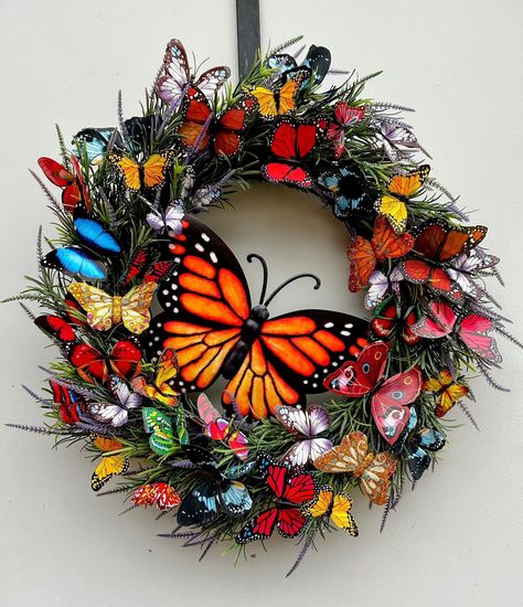 Butterfly Wreath Diy, Wreath Inspiration, Summer Mesh Wreaths, Mesh Wreath Tutorial, Holiday Wreaths Diy, Butterflies Wreath, Easy Diy Wreaths, Easter Decorations Ideas, Mesh Wreath Diy