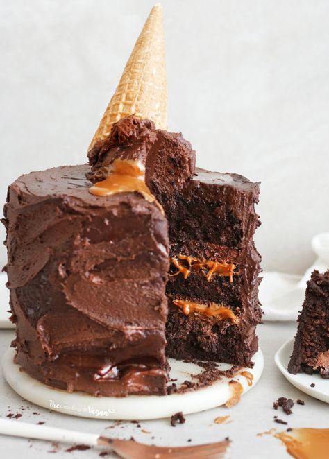 Chocolate Biscoff Fudge Cake recipe Chocolate And Biscoff Birthday Cake, Chocolate Biscoff Cake, Easy Easter Baking, Biscoff Fudge, Thanksgiving Desserts Cake, Biscoff Chocolate, Fudge Cake Recipe, Sugary Treats, Biscoff Recipes