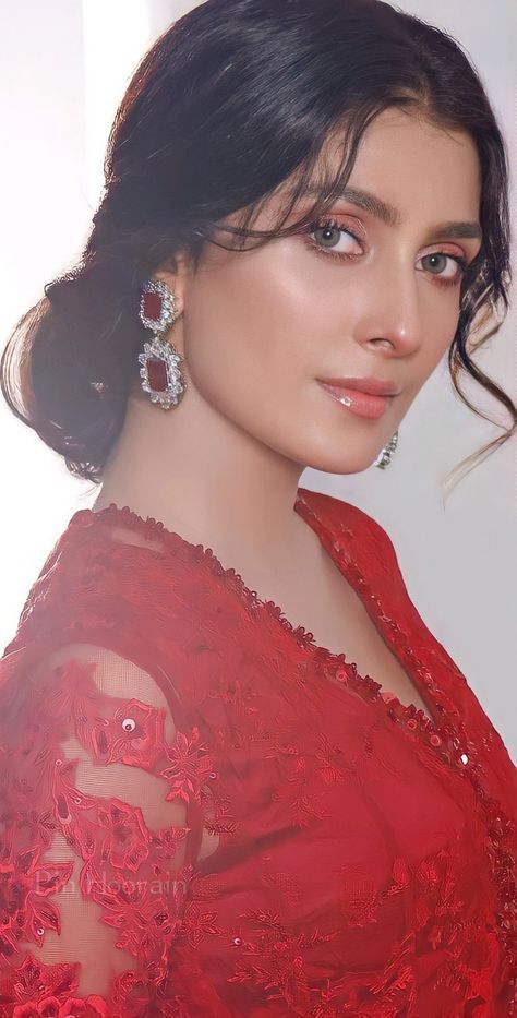 Ayeza Khan Wedding, Aiza Khan, Wedding Dresses Ideas, Celebrity Makeup Looks, Bridal Hair Buns, Ayeza Khan, Beautiful Pakistani Dresses, Red Maxi, Red And Silver