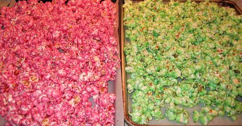 Heidi wanted to bring something to school for their class Christmas party. So, she helped me make this yummy treat. My girls are really help... Diy Colored Popcorn, Coloring Popcorn, Kids Bake Sale, Class Christmas Party, Color Popcorn, Green Popcorn, Sugar Addict, Colored Popcorn, Air Popper