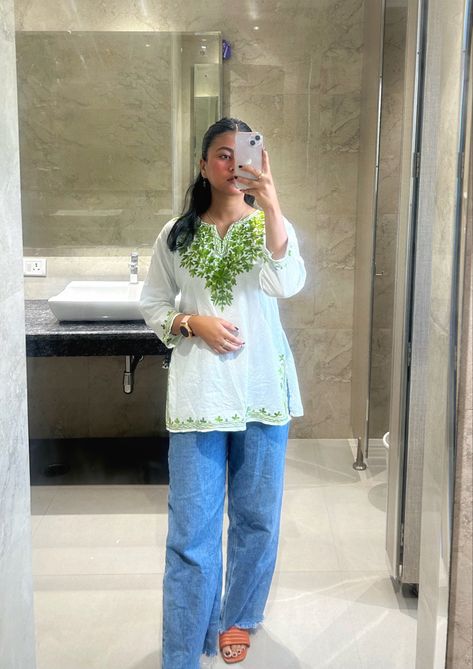 Short Kurta And Jeans Outfit Women, Cotton Kurta With Jeans, Short Kurtas For Jeans, Short Kurti And Jeans Aesthetic, Short Kurti Ideas For Jeans, Short Chickenkari Kurti With Jeans, Aesthetic Short Kurti Outfits, Short Kurtis For Jeans Aesthetic, Short Kurtas Women