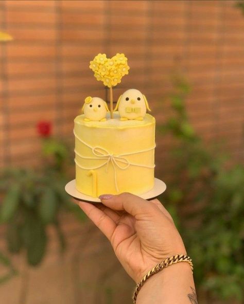 Tiny Anniversary Cake, Mini Cake For Best Friend, Small Bday Cake, Yellow Cake Decoration, Mini Cakes For Boyfriend, Tiny Cakes Ideas, Birthday Cake Yellow, Cakes Yellow, Mini Valentine Cakes