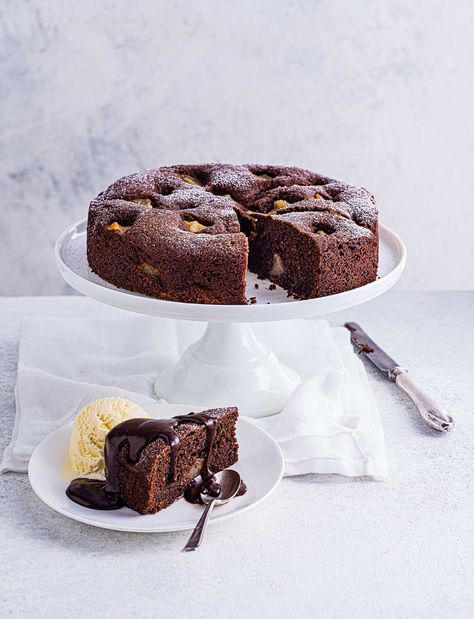 Cake With Sauce, Pear And Chocolate Cake, Pear Cake Recipes, Pear Chocolate, Hot Chocolate Sauce, Hot Desserts, Pear Cake, Healthier Desserts, Rich Chocolate Cake