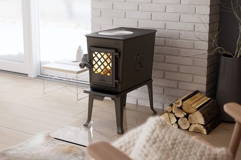 Jøtul F 602 ECO – a small wood-burning stove with a great personality Small Wood Burning Stove, Fireplace Heat, Old Stove, Cast Iron Stove, Wood Insert, Pellet Stove, Into The Woods, Cross Patterns, Wood Burning Stove