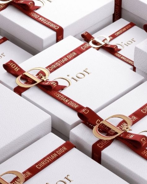 Luxury Christmas Packaging, Dior Products, Christmas Marketing, Christmas Luxury, Luxury Packaging Design, Jewelry Product Shots, Gifts Set, Luxury Stationery, Dior Makeup