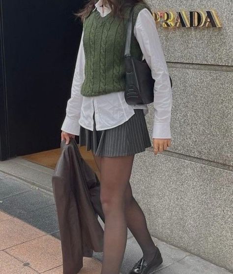 Cardigan Academia Outfit, Green Academia Outfit Aesthetic, Green Christmas Outfit Aesthetic, Light Academia Green Outfits, Black And White Academia Outfits, Dark Academia Green Outfit, Preppy Green Outfit, Green Dark Academia Outfit, Sage Green Skirt Outfit