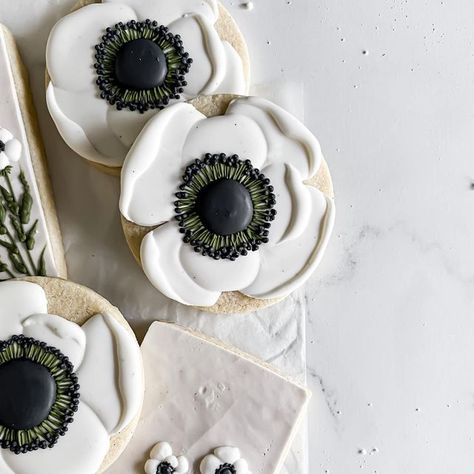 Emily Loggans on Instagram: "Did you know this is a winter flower? Also, I’m working on something big. Any guesses? 🤩 * * * #cookielover #cookiegram #cookiesofinstagram #customdecoratedcookies #thebakefeed #weekendbaking #foodphotographyandstyling #bakefromscratch #f52grams #feedfeed #designercookies #royalicingcookies #cookiedecorator #cookieartist #sugarcookiedecorating #customsugarcookies #sugarcookies #instacookies #foodtographyschool #sugarcookiesofinstagram #cookiesfordays #foodstylingand Garden Cookies, Sugar Biscuits, Growing Cut Flowers, Perfect Sugar Cookies, Royal Iced Cookies, Iced Biscuits, Spring Cookies, Long Story Short, Short I