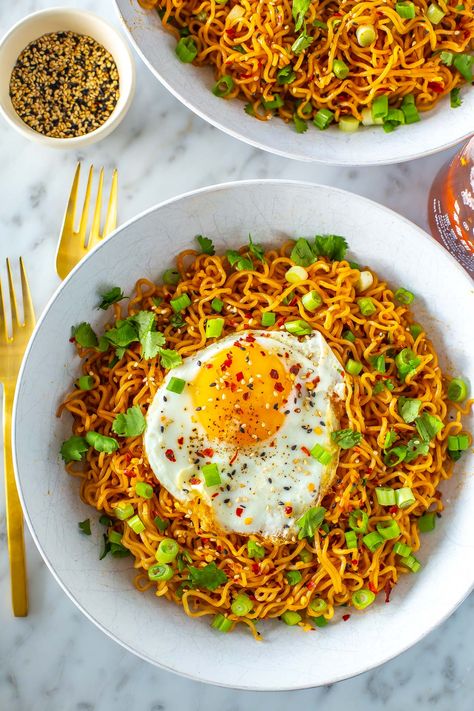 These 15 Minute Spicy Noodles are a lifesaver when you don't know what to make for dinner! They're fast, easy and made with pantry staples. Spicy Noodles Recipe, Easy Stir Fry Recipes, What To Make For Dinner, Spicy Ramen, Vegetarian Meal Prep, Meal Prep Ideas, Dinner Prep, Spicy Noodles, Vegetarian Meal