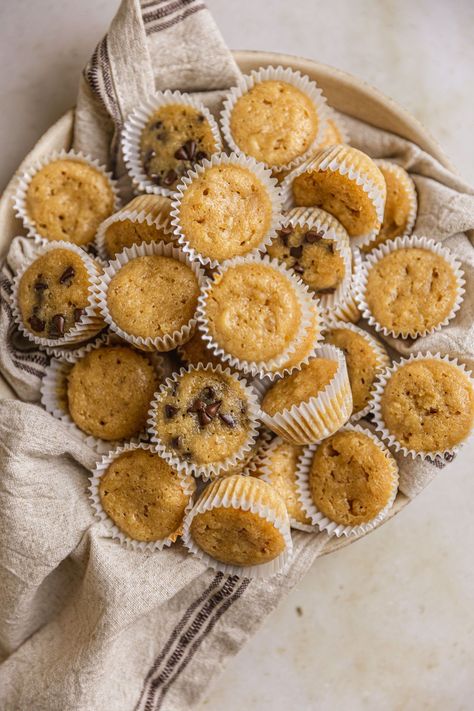 Dessert Individual, Banana Muffin Recipe Easy, Mini Banana Muffins, Mini Chocolate Chip Muffins, Banana Muffins Easy, Banana Muffin, Breakfast For A Crowd, Banana Nut Muffins, Mini Bananas