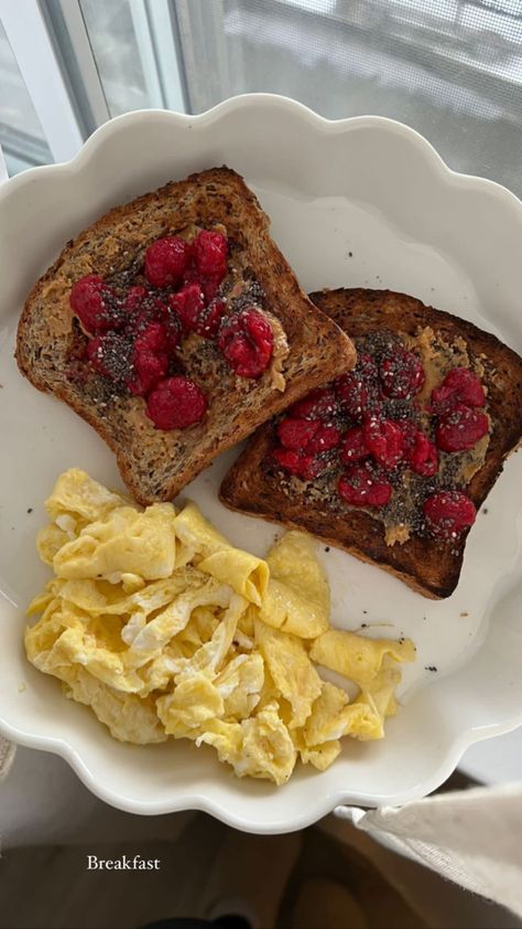 Healthy Lunch Snacks, Scrambled Egg, Nourishing Foods, Healthy Lifestyle Food, Healthy Food Motivation, Lunch Recipes Healthy, Healthy Sweets Recipes, Healthy Foodie, Food Is Fuel