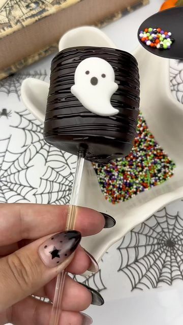 Choc Covered Marshmallows, Halloween Marshmallow Pops, Halloween Marshmallows, Marshmallow Ghosts, Marshmallow Halloween, Chocolate Barra, Maria Gomez, Strawberry Ideas, Halloween Oreos