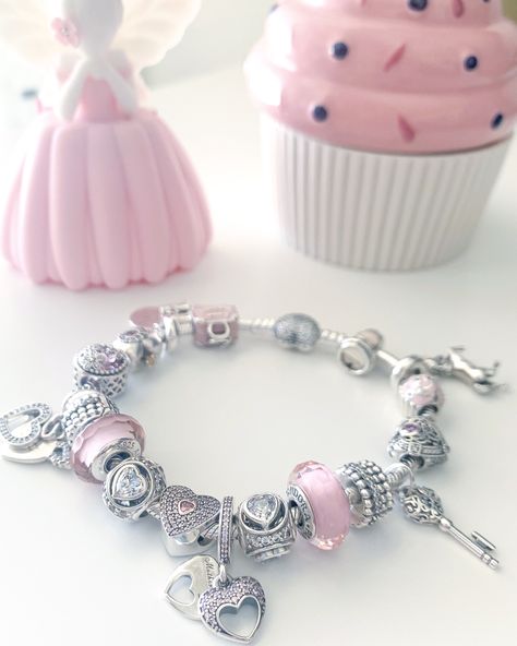 Pink Themed Pandora Bracelet, Pink And Silver Pandora Bracelet, Pink Pandora Bracelet, Pandora Bracelet Charms Ideas, Pandora Bracelet Designs, Bff Jewelry, Pandora Jewelry Charms, Pandora Pink, Diamond Engagement Band