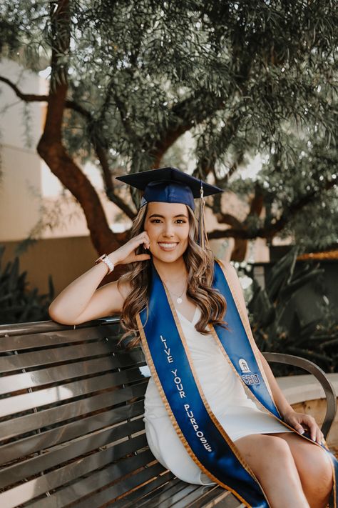 Cbu Graduation Pictures, Vcu Graduation Pictures, Outdoor Graduation Pictures, Grad Cap Hairstyles, Cap And Gown Hair Hairstyles, Ucf Graduation Pictures, Outfit Graduacion, Graduation Hairstyles With Cap, College Grad Pictures