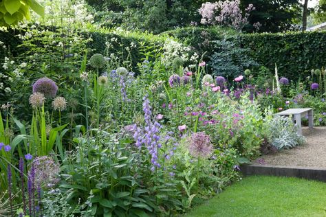 Zelf je border ontwerpen: kies de beste borderplanten - Homeandgarden.nl Have Inspiration, Landscape Architects, Backyard Garden Design, City Garden, Garden Borders, A Hill, Gorgeous Gardens, Landscaping With Rocks, Garden Cottage