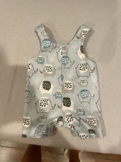 Free Baby Romper Pattern For Beginners {0-3 Months} Baby Rompers Girl Free Pattern, Baby Patterns Free Sewing, Free Baby Patterns Sewing, Easy Sew Baby Clothes, Sewing For Baby Boy, Baby Dungarees Pattern Free, Free Sewing Patterns For Babies, Free Baby Romper Sewing Pattern, Free Clothes Sewing Patterns