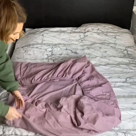 Folding Big Blankets, Laundry Help, Millions Of Followers, Followers On Tiktok, Folding Fitted Sheets, Folding Towels, Folding Techniques, Fitted Bed, Folding Laundry