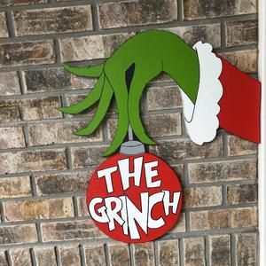 Diy Grinch Hand, Grinch Holding Ornament, Grinch Hand Holding Ornament, Grinch Door Hanger, Grinch Door, Diy Grinch, Grinch Crafts, Grinch Hand, Grinch Decorations