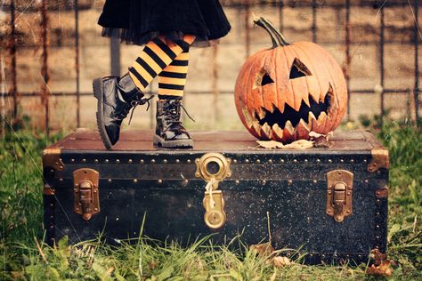 Halloween Mini Session, Photo Halloween, Image Halloween, Halloween Photography, Chic Halloween, Halloween Photoshoot, Theme Halloween, Halloween Photos, Halloween Inspiration