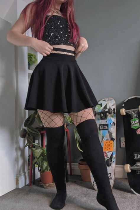 Outfit Ideas With Long Socks, Skirt Outfits Egirl, Cute Outfits With Long Socks, Alt Witch Outfits, Alt Cute Outfits, Egirl Outfits Skirt, Fishnet Outfit Skirt, Alt Girl Aesthetic Outfits, Fishnet And Skirt Outfit