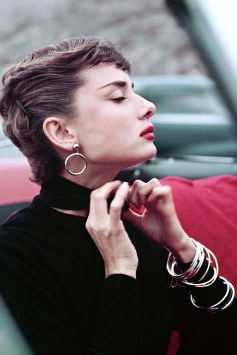 Audrey Hepburn photo Milton H. Greene Audrey Hepburn Pixie, Audrey Hepburn Hair, Short Hair Makeup, Audrey Hepburn Photos, 50s Hairstyles, Gamine Style, Norma Jeane, Peinados Faciles, The Class