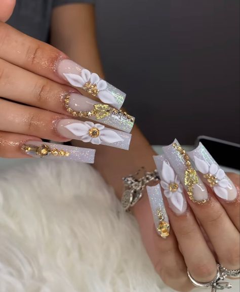 White And Gold Bling Nails, White And Gold Flower Nails, Latina Nail Designs White, Gold And White Nails Acrylic, White And Gold Nails Acrylic, White And Gold Acrylics, Gold Bling Acrylic Nails, Gold Flower Nails, White Nails With Diamonds