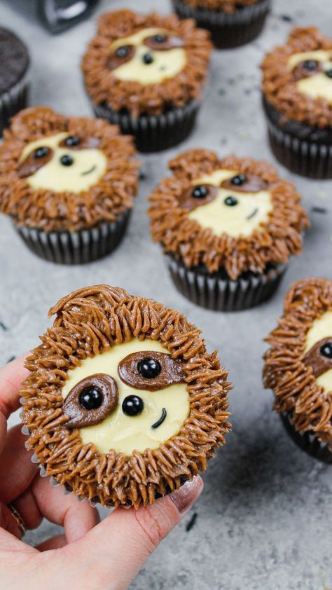 Sloth Cupcakes Ideas, Easy Sloth Cake, Sloth Cupcakes Easy, Sloth Cupcakes, Cupcakes Easy Recipe, Zoo Cupcakes, Zoo Animal Cupcakes, Sloth Birthday Party, Sloth Cake