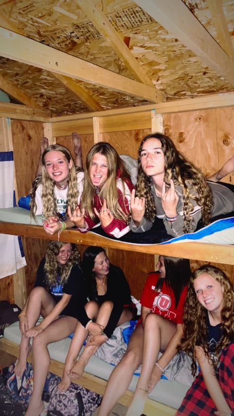 Camp With Friends, Schoolies Aesthetic, Summer Camp Tips, Fsy Aesthetic, Camp America Outfits, School Camp, Summer Camp Picture Ideas, Music Camp Aesthetic, Summer Camp Photo Ideas