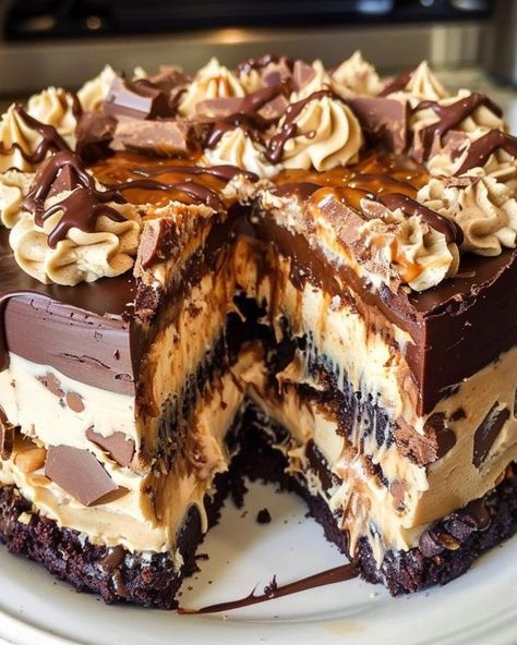 Thanksgiving Desserts Cake, Copycat Cheesecake Factory, Reese's Chocolate, Cheesecake Factory Recipes, Fun Thanksgiving Desserts, Delicious Cake Recipes, Cheesecake Factory, Easy Baking Recipes Desserts, Sweet Snacks Recipes