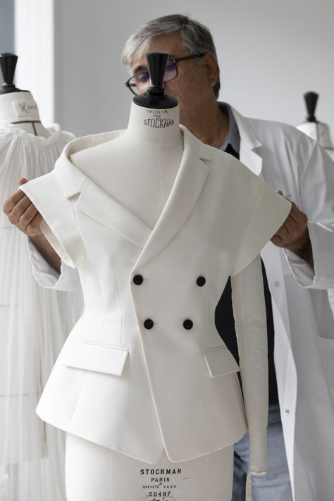 Take a look inside the ateliers to uncover some of the exceptional savoir-faire behind the  creation of the Dior Spring Summer 2025 collection by Maria Grazia Chiuri. © Sophie Carre Christian Dior Outfits, Heaven Gaia, Fashion Design Classes, Dior Jacket, Summer 2025, Spring Coat, Maria Grazia Chiuri, Woman Suit Fashion, Maria Grazia